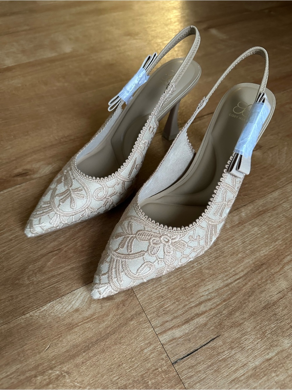NEW Cosy Island EmbroDance Lace Slingback Heels Beige NIB (No Box)Size 8